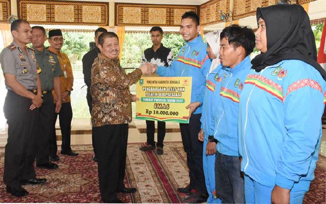 Bupati Bengkalis Serahkan Bonus Atlet dan Pelatih Berprestasi